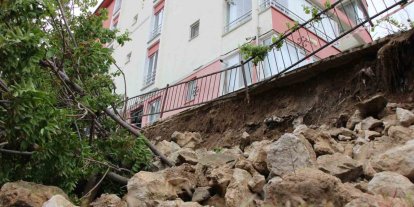 Amasya’da binanın istinat duvarı çöktü