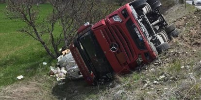 Erzincan’da soda yüklü tır devrildi