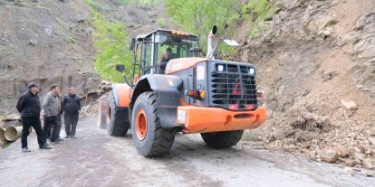 Kastamonu’da heyelan sebebiyle kapanan yol ulaşıma açıldı