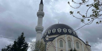 Arnavutköy’de rüzgarın etkisiyle caminin minaresi sallandı, iki bina tahliye edildi