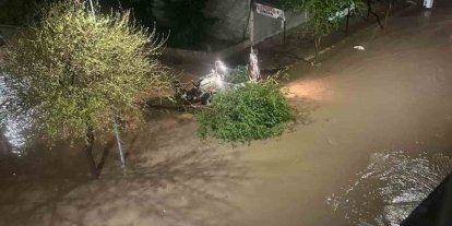 Siverek’te dolu ve sağanak hayatı felç etti