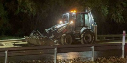Tokat-Sivas kara yolu yaşanan taşkın nedeniyle kısa süreli trafiğe kapandı