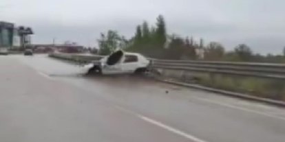 Araçları yavaşlatmak isterken feci kazayı saniye saniye görüntüledi