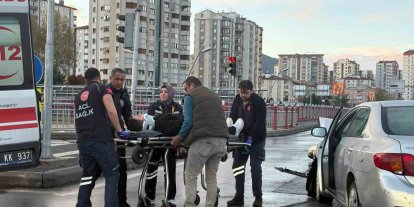 Ticari taksiyle otomobil çarpıştı: 2 yaralı