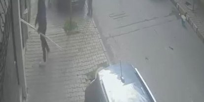Arnavutköy’de dehşet anları: Çocuklara saldırdı, bina sakinlerine bıçak çekti