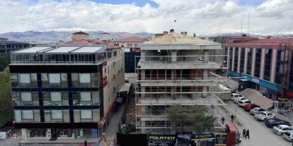Erzincan’da çatıda tehlikeli çalışma kameraya yansıdı