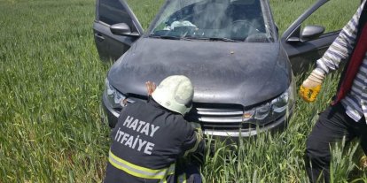 Hassa’da tarlaya uçan otomobilin sürücüsü yaralandı