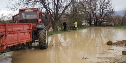 Sağanak yağış sel su baskınlarına neden oldu