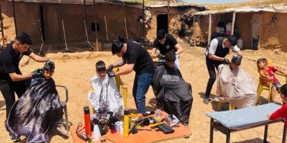 Şanlıurfa’da gönüllü berberler çocukları tıraş etti