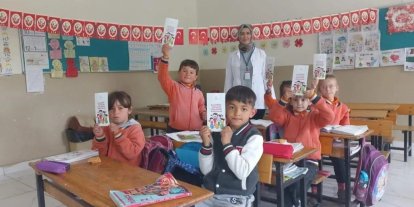 Sağlık ekipleri okul okul gezip hijyeni anlattı