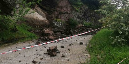 Niksar’da sağanak nedeniyle kaya parçaları yola düştü
