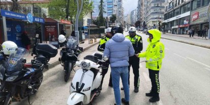 Trafik bilinci için lise önünde farkındalık etkinliği