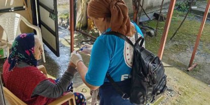 Erzin’de yaşlı vatandaşların evinde vefa temizliği gerçekleştiriliyor