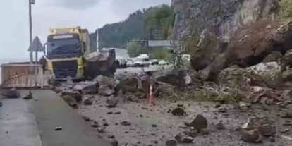 Artvin’de Sarp Sınır Kapısı yolunda heyelan