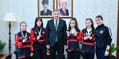 Vali Yılmaz, sporcu Gülsena Karakuyulu ve öğrencilerini makamında ağırladı