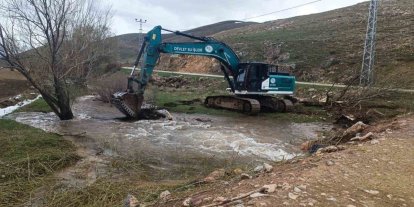 Bayburt’ta kar sularına karşı dere yataklarında önlem alındı
