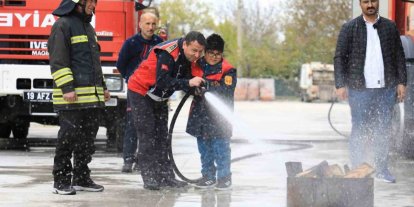 İtfaiye ekiplerinden özel bireylere yangın eğitimi