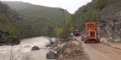 Munzur taşkını sonrası kapanan yol 2 günlük çalışmayla yeniden ulaşıma açıldı