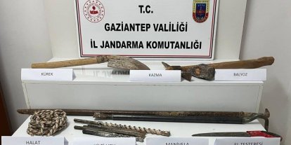 Gaziantep’te kaçak kazı yapan 2 şahsı jandarma yakaladı