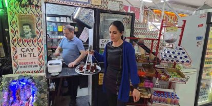 Yaklaşık 3 metrekarelik iş yerini sanat eseri niteliğinde bir mekâna dönüştürdü