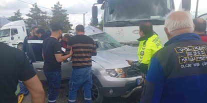 Kamyon ile otomobil çarpıştı: 1 ölü