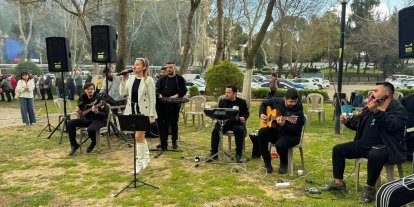 Efeler’de Anneler Günü coşkusu şenlikle taçlanacak