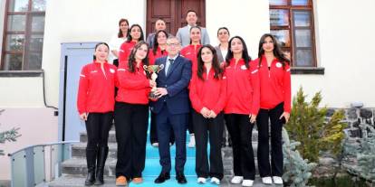 Kars’ın Şampiyon Voleybolcularından Vali Polat’a Ziyaret