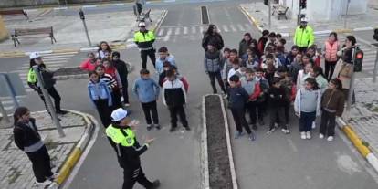 Kars’ta Trafik Haftası kapsamında çocuklara uygulamalı eğitim verildi