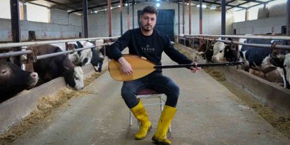 Ankaralı besici kurbanlık hayvanlarına saz çalıp, türkü söylüyor