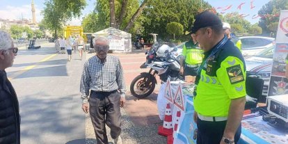 Trafik Haftası etkinliklerinde kurallara uyan 3 sürücüye plaket verildi