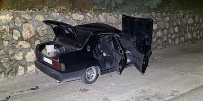 Alkollü sürücünün kullandığı otomobil, İstinat duvarına çarptı: 2 yaralı