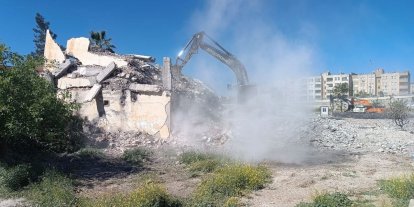 Yıkım sırasında paniğe kapılan öğrenciler sağa sola kaçıştı