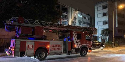 Zeytinburnu’nda 4 katlı iş merkezinin çatısında yangın