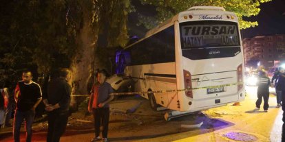 Alkollü sürücünün kullandığı minibüs iş yerine daldı: 2 yaralı