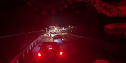 Tır devrildi, yol 3 saat ulaşıma kapandı
