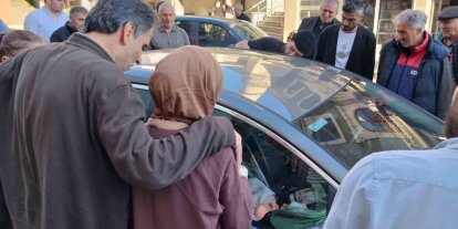 Bebek arabada kilitli kaldı; genç anne büyük korku yaşadı