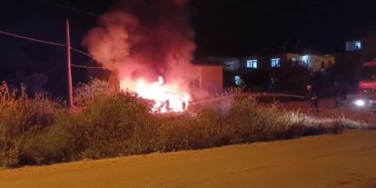 Park halindeyken alev alev yanan araç küle döndü