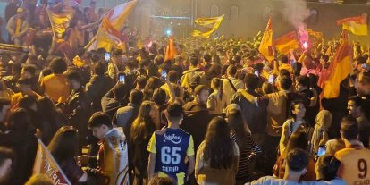 Fenerbahçeli taraftarlar da Galatasaraylıları yalnız bırakmadı