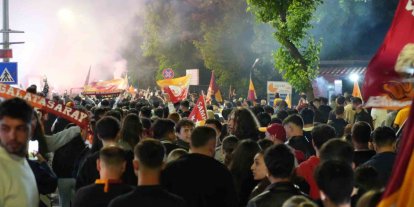 Edirne’de Galatasaraylı taraftarlardan meşaleli şampiyonluk kutlaması
