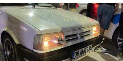 Alkol alıp şampiyonluk kutlamasına çıktı,  park halindeki 2 otomobile çarpıp kaçtı