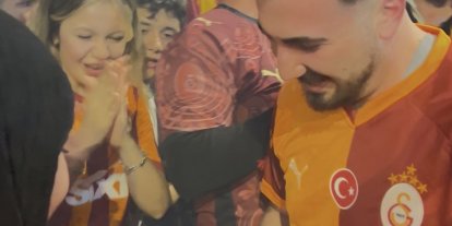 Şampiyonluk kutlamalarında evlilik teklifi sürprizi