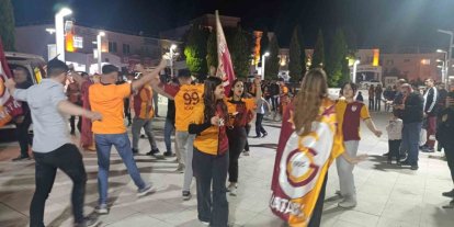 Selendi sarı-kırmızı renklere büründü