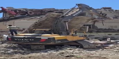 Yıkım sırasında beton bloğu iş makinasının üzerine düştü
