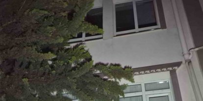 Ankara’da söndürülemeyen ağaç bir daireyi kullanılamaz hale getirdi