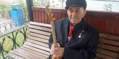 Sanatın çınarı elinde curasıyla gençlere türküleri sevdiriyor