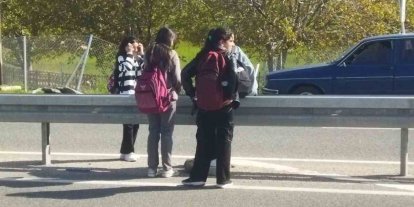 Terzibaba Mahallesi’nde öğrencilerin ulaşım tepkisi: "Çocuklar ölüm yolunda yürümek zorunda kalıyor"