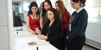 Geleceğin diş hekimleri ve eczacıları sektörün nabzını tuttu
