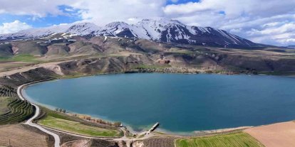 Süphan Dağı ve Aygır Gölü’nün bahar manzarası hayranlık uyandırıyor