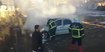 Kars'ta park halindeki tüplü araçta çıkan yangın korkuttu