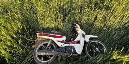 Direksiyon hakimiyetini kaybeden motosiklet sürücüsü tarlaya uçtu: 2 yaralı